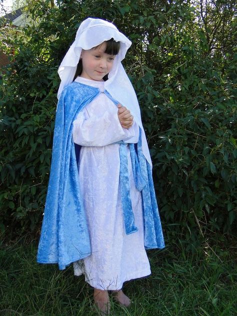 A child in a Mother Mary costume! Mary Costume Diy, Mother Mary Costume, Virgin Mary Costume, Mary Costume, Saint Costume, Mary Mother Of God, Mother Of God, Costume Diy, Diy Valentines Gifts