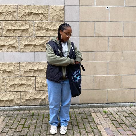 Rainy Day Streetwear, Rainy Day Fits, Rainy Day Outfit Black Women, Rainy Weather Outfits, Throwing Fits, Rainy Day Fashion, University Style, Art Major, Weather Outfits