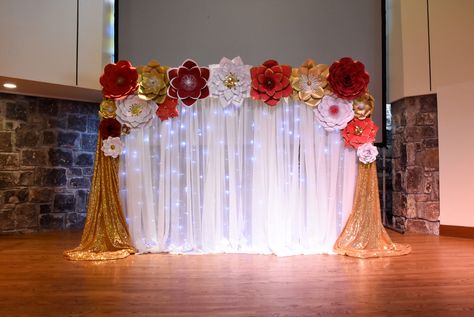 Red and Gold Paper Flowers Backdrops Gold Paper Flowers, Red And Gold Quince, Red Quinceanera Ideas, Red Gold Wedding, Red Quince, Sequin Wall, Quinceanera Planning, Quince Decorations, Quinceanera Decorations