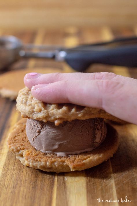 Chocolate peanut butter ice cream sandwiches are the perfect easy summer treats for fans of the sweet-and-salty flavor combination. Easy Summer Treats, Chocolate Peanut Butter Ice Cream, Unique Ice Cream, Sandwhich Recipes, Butter Ice Cream, Cookie Sandwich, Peanut Butter Ice Cream, Ice Cream Cookie Sandwich, Ice Cream Sandwiches