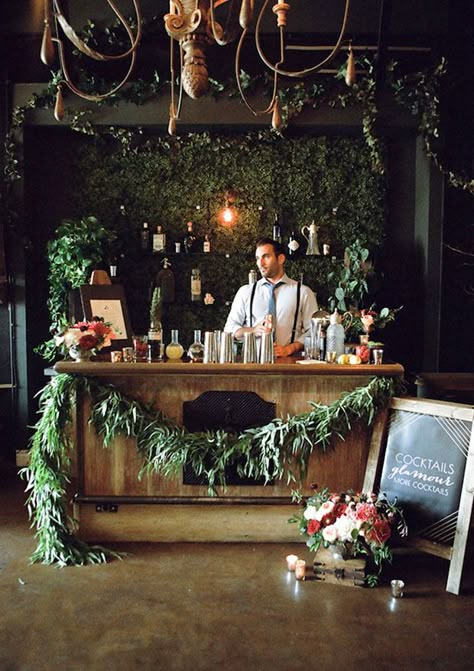 Christmas Pop Up Bar, Red Christmas Wedding, Wedding Bar Ideas, Wedding Bar Decor, Wedding Drink Bar, Winter Christmas Wedding, Christmas Wedding Decor, Christmas Themed Wedding, Christmas Winter Wedding