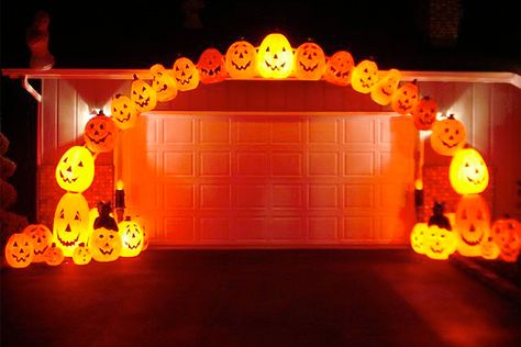 26 Best DIY Halloween Outdoor Decorations for 2018. DIY pumpkin arch Halloween lights. Halloween pumpkin decoration ideas for outdoor. DIY Halloween porch décor ideas. Halloween party decoration lights for front door. Halloween pumpkin porch decoration ideas. Pumpkin Arch, Halloween Garage Door, Halloween Lighting, Halloween Garage, Halloween Decor Diy, Halloween Outside, Diy Halloween Decor, Halloween Tattoo, Garden Wallpaper