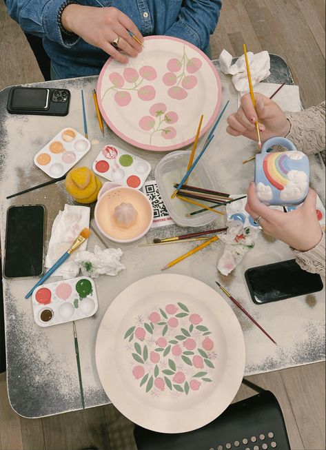 Pottery Party Ideas, Girls Craft Night Aesthetic, Painting Pottery Date, Pottery Painting Aesthetic Friends, Craft Night Aesthetic, Pottery Painting With Friends, Painting Class Aesthetic, Girls Night Painting Ideas, Painting Pottery Aesthetic