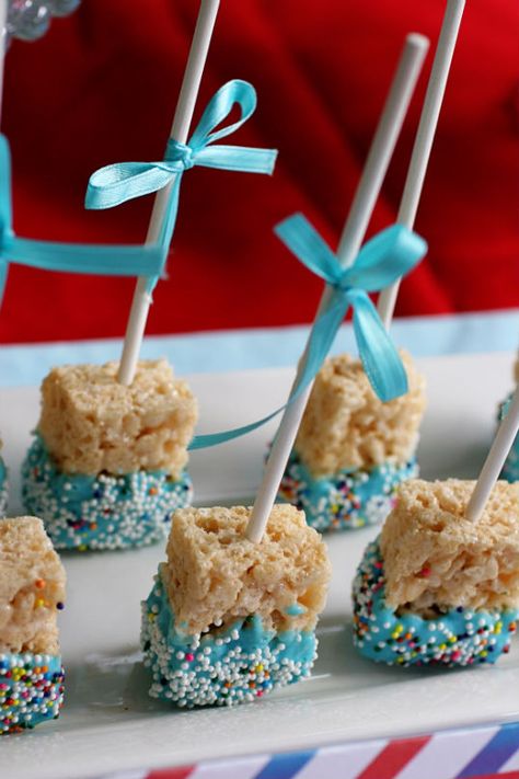 Rice Krispie Pops.  These would be way easier than Cake Pops!  Such a cute party idea! Rice Krispie Pops, Babyshower Party, Boy Baby Shower Ideas, Krispy Treats, Rice Krispy, Diy Bebe, Marshmallow Pops, Fiesta Baby Shower, Shower Bebe