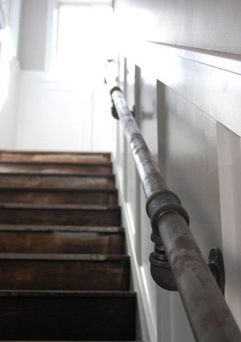 10 Ingenious Staircase Railing Ideas To Spruce Up Your House Design Industrial Railing, Eclectic Staircase, Loft Renovation, Pipe Railing, Rustic Stairs, Koti Diy, Escalier Design, Galvanized Pipe, Basement Stairs