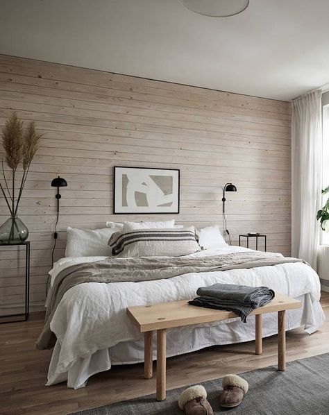 Warm bedroom with a cute desk - via Coco Lapine Design blog Wood Walls Bedroom, Coco Lapine Design, Warm Bedroom, Cute Desk, Rustic Bedroom, Master Bedrooms Decor, Dream Decor, Dream Bedroom, Home Decor Bedroom