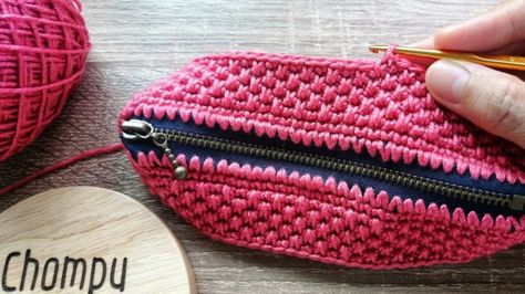 Crochet Zipper Pouch, Yard Decoration Ideas, Crochet Small Bag, Crochet Pencil Case, Crochet Wallet, Crochet Coin Purse, Unique Clutch, Clutch Pattern, Diy Crochet Bag