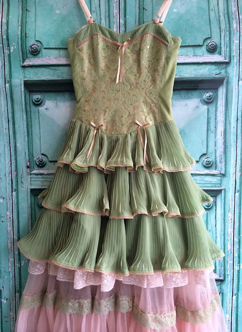 Handmade Party Dress, Pink Outfits Vintage, Light Pink And Green Outfit, Green With Pink Outfit, Fantasycore Outfits Casual, Lovelock Hair, Fairytale Inspired Outfits, Fairycore Outfit Pink, Pink And Green Aesthetic Vintage