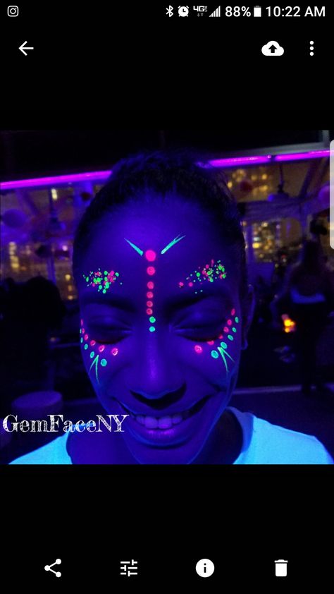 UV Black light design by GemFaceNY.com #nyfacepainter #nyartist #neonglow Glow Face Paint, Face Painting Ideas, Glow Paint, Glow Face, Uv Black Light, Dark Makeup, Neon Glow, Facepaint, Light Design