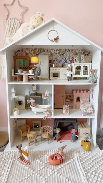 Bitte on Instagram: "“Dollhouse update🤍🐭 . Got some new furniture pieces🤍 I’m obsessed with this🐭💕 Who is with me😏? I’m planning to add a new wallpaper before Christmas🎄🥹” . @shopbitte Beach Mice - Little Sister Surfer Hiker Mouse - Big Sister Dozy Dinkum Doll - Moppet Bunny . . . . #maileg #dollhouse #maileghouse #mailegmouse #mailegworld #olliella #kidsroomdecor #playroominspo #bohokidsroom #stopmotion #mousehouse" Maileg Bedroom, Maileg Dollhouse, Dollhouse Shelf, Maileg Furniture, Maileg Doll House, Dinkum Doll, Vintage Cottage Decor, Maileg Dolls, Boho Kids Room