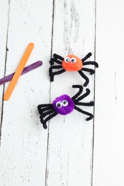 Paper Plate Spider Web, Pom Pom Spider, Spider Craft For Kids, Paper Plate Spider, Stick Spider, Paper Plate Halloween, Pom Pom Spiders, Halloween Spider Craft, Spider Web Craft