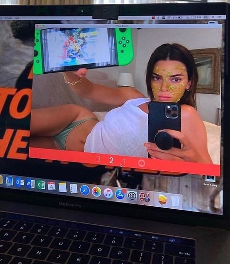 Instagram influencer and model Kendall Jenner posing for insta photo at home in bed playing mario Kart on Nintendo switch with a face mask on Heavy Crown, Kendall Jenner Outfits, Jenner Outfits, Anne Hathaway, Kardashian Jenner, Kendall + Kylie, Insta Photo Ideas, Kendall Jenner, Photo Dump