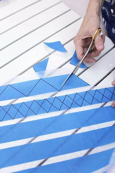 5 Painters Tape Wall Ideas - Zen of Zada Painters Tape Wall, Painters Tape Design, Painters Tape Art, Canvas Art Diy, Painting Baseboards, Tumeric Face, Tape Wall, Blue Canvas Art, Tape Painting