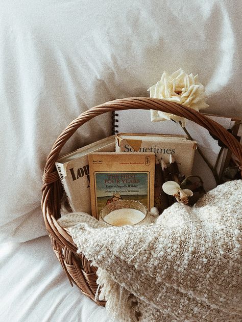 Book Blogger Ideas, January Vibes Aesthetic, Book Flatlay, Book Photography Instagram, Book Photos, Cottage Aesthetic, Bookstagram Inspiration, Book Instagram, Cozy Aesthetic