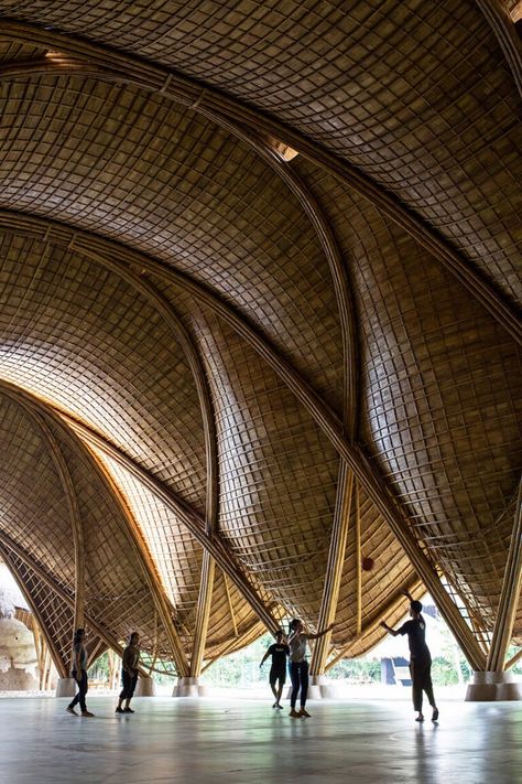 Green School Bali, Bali Architecture, Bamboo Roof, Bamboo Building, Detail Arsitektur, Bamboo Structure, Bamboo Architecture, Green School, Bamboo House