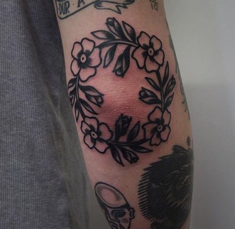 Traditional Tattoo Elbow, Tatuaje Studio Ghibli, Traditional Tattoo Inspiration, Traditional Tattoo Flowers, Elbow Tattoo, Elbow Tattoos, Knee Tattoo, Time Tattoos, Black Ink Tattoos