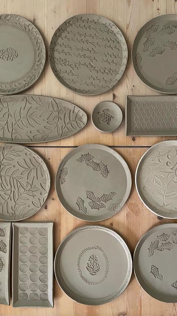 Hanna Lühl on Instagram: "This Is How I make my stamped plates. I don’t have a slap roller so I use a laundry mangle. For the right thickness of my rolled out clay, I use wooden strips in the wanted height. The stamps I have got are from different places. I’m always on the lookout for new ones. #ceramicplates #keramikteller #keramik #stempel #handbuilding #woodenstamps #handbuild #aufbautechnik #stampedinclay #stampedclay #stamping #stempelinton #töpfern #potteryforall #CREmerging #ihavethi Stamped Clay Bowls, Hand Built Plates, Slap Pottery, Pottery Plate Painting Ideas, Stamp Ceramic, Minimal Ceramics, Acrylic Art Projects, Pottery Inspo, Bull Tattoos