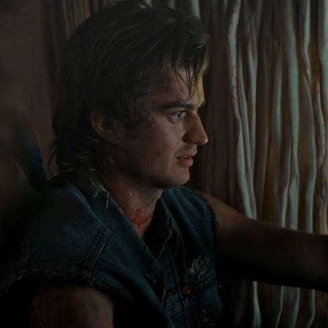 Joe Keery Side Profile, Steve Harrington Side Profile, Eddie Munson Side Profile, Werewolf Steve Harrington, Steve Harrington Icons, Dacre Montgomery, Stranger Things Characters, Stranger Things Aesthetic, Joe Keery