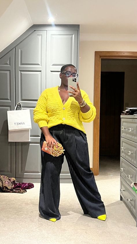 Looks Date Night, Looks Date, Yellow Cardigan Outfits, Looks Summer, Date Night Looks, Cute Professional Outfits, Pinstripe Trousers, Practice Outfits, Stylish Work Attire