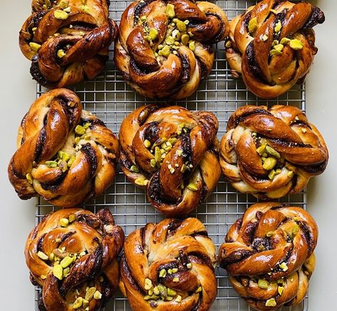 Twisted Beauties: Chocolate and Salted Pistachio Babka Buns Pistachio Babka, Babka Buns, Edd Kimber, Babka Bread, Love P, Vegan Dark Chocolate, Healthy Food Inspiration, Pistachio, The Photo