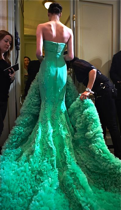 Stunning!!! Georges Hobeika Green Chiffon Dress, Style Vert, Collection Couture, Look Formal, Georges Hobeika, Green Gown, Couture Gowns, Gorgeous Gowns, Couture Collection