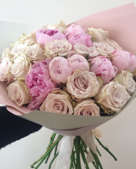 Peony And Rose Bouquet, Dynasty Series, Peonies And Roses, Roses And Peonies, Love Roses, Peonies Bouquet, Flowers Gift, Blair Waldorf, Blush Roses