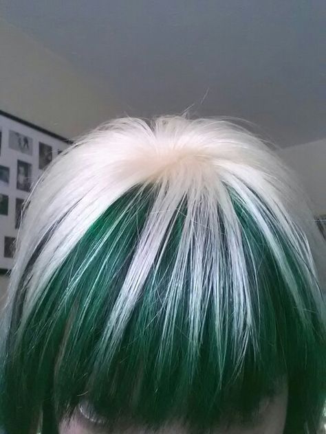 Forest Green And Blonde Hair, Green Hair Ideas For Blondes, Emerald And Blonde Hair, Green Blonde And Black Hair, Blonde And Emerald Green Hair, White Hair With Green Highlights, Blonde And Green Highlights, Blonde And Dark Green Hair, Green Hair Streaks Blonde