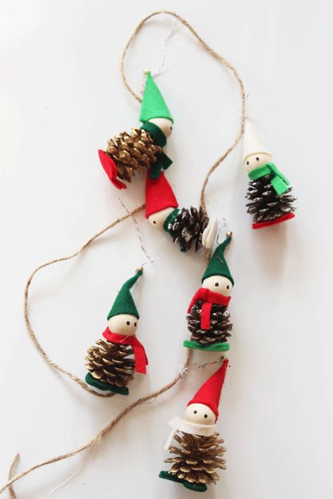 Make these adorable pinecone elves to hang on the tree or tie on a garland. Kids will love helping with this easy Christmas craft! Pinecone Elves, Elf Craft, Cork Christmas, Creative Christmas Crafts, Cork Christmas Trees, Elf Crafts, Easy Elf, Christmas Vases, Christmas Elves