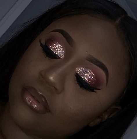 Dusty Rose Eye Makeup Wedding, Rose Gold Eyeshadow Looks, Rose Gold Makeup Looks, Girl Eye Makeup, Gold Eyeshadow Looks, Teen Makeup, Burgundy Eyeshadow, Rose Gold Eye Makeup, Rose Gold Eyeshadow