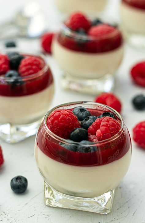 Pana Cotta Recipe Desserts, Dessert Fruits Rouges, Dessert Parfait, Panna Cotta Recipe, Jello Desserts, Dessert Aux Fruits, Tart Baking, Ww Desserts, Tea Party Food