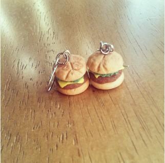 Mini Cheeseburger earrings polymer clay by FlowerChildCharms Mini Cheeseburger, Miniature Food Jewelry, Earrings Polymer, Food Earrings, Cute Polymer Clay, Polymer Clay Miniatures, Food Jewelry, Polymer Clay Charms, Veggie Burger