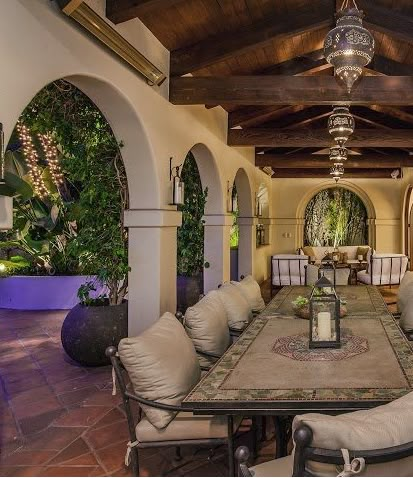 Old Mexican Style Homes, Hacienda Homes Ranch Style, Latin Style Home, Mexican Ranch House Haciendas, Mexican Houses Interior Living Room, Spanish Type House, Latin House Aesthetic, Mexican Architecture House, Spanish Style Barndominium