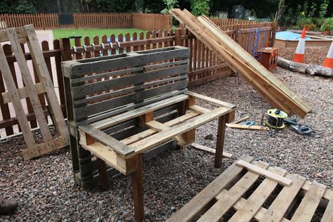 Fazeley Pre-school: The making of the mud kitchen Mud Kitchen For Kids, Outdoor Play Spaces, Diy Mud Kitchen, Play Kitchens, Kids Outdoor Play, Natural Playground, Mud Kitchen, Outdoor Classroom, Pallet Garden