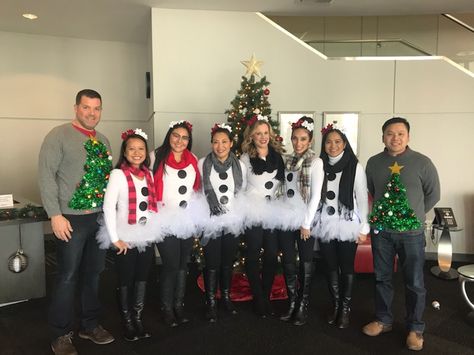 Group Christmas Costumes, Diy Snowman Costume, Christmas Character Costumes, Christmas Costumes Diy, Ugly Christmas Sweater Outfit, Mom Halloween Costumes, Snowman Costume, Diy Christmas Sweater, Christmas Sweater Outfits