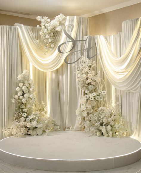 Nikah Decor, Wedding Stage Design, Wedding Backdrop Design, Dream Wedding Decorations, Wedding Backdrop Decorations, Wedding Design Decoration, Wedding Planning Decor, Wedding Decor Style, Engagement Decorations