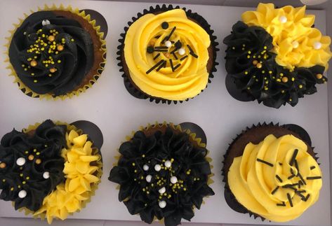 Bumblebee party cupcake's Yellow And Black Cupcakes, Bumblebee Party, Baking Tricks, Black And White Cupcakes, Yellow Desserts, Black Cupcakes, Yellow Cupcakes, Yellow Party, 50th Bday