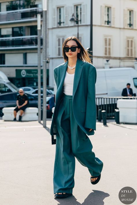 f337d999d9ad116a7b4f3d409fcc6480desc44755079ri Green Suit Outfit, Suit Street Style, Beatrice Gutu, Street Style Suit, Fashion Week Outfit, Reportage Photography, Giovanna Battaglia, Anna Dello Russo, Outfit Vintage