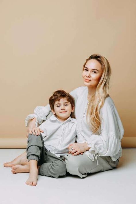 Family Photo In Studio, Minimalist Family Photoshoot, Mother Son Photos, Son Photo Ideas, Studio Family Portraits, Family Photo Studio, Mother Baby Photography, Family Studio Photography, Family Photos With Baby