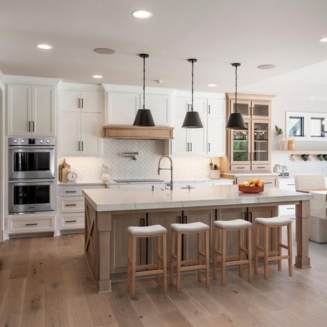 Kitchen Room Design, Kitchen Inspiration Design, Modern Farmhouse Kitchens, Kitchen Redo, Kitchen Remodel Idea, Kitchen Layout, White Cabinets, Ideas Kitchen, Kitchen Style