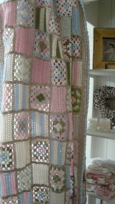 Granny afhgan Crochet Candy, Crocheted Blanket, Crochet Afgans, Crochet Blanket Afghan, Knit Stitches, Crochet Curtains, Crochet Quilt, Manta Crochet, Granny Square Blanket