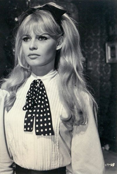 Brigitte Bardot, icona del cinema francese e internazionale degli anni 60. Brigitte Bardot Style, Brigitte Bardot Hair, Bardot Hair, Bridgette Bardot, 60s Hair, Bridget Bardot, Bardot Style, Anna Karina, Look Retro