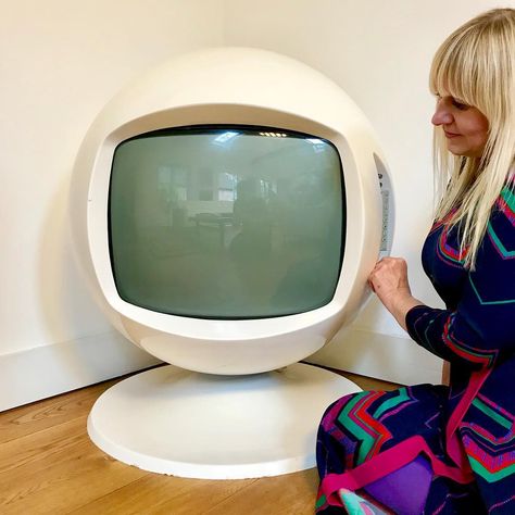 Desk Robot, Circle Tv, 1970s Tv Set, 70s Style Home, 1950s Tv Set, Aesthetic Tv, 70s Television Set, Bizarre Fashion, 1960s Television Set