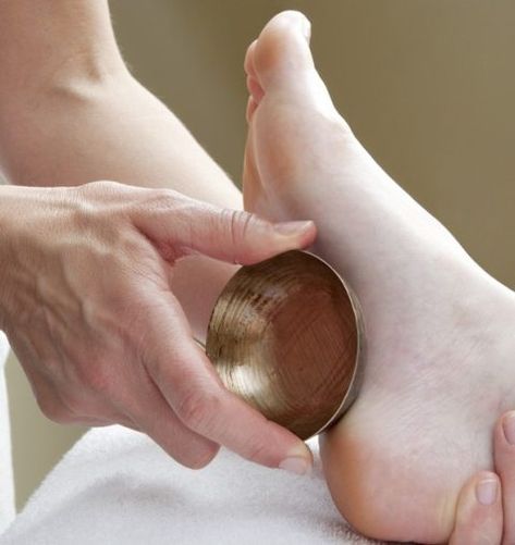 On a testé: un massage ayurvédique au bol Kansu - ELLE.be Foot Massage, Ayurveda, Massage, The Balm