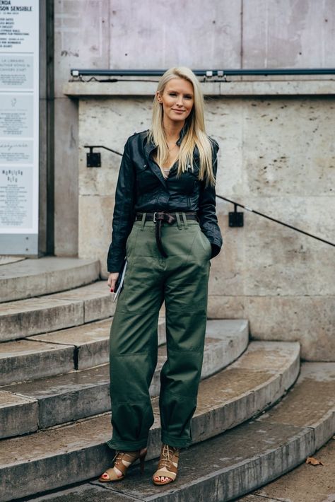 Everyday Outfits For Spring | POPSUGAR Fashion Simple Spring Outfits, Hawaiian Print Shirts, Green Chinos, Pretty Skirts, Green Cargo Pants, Moda Paris, Popsugar Fashion, Green Cargo, Summer 22