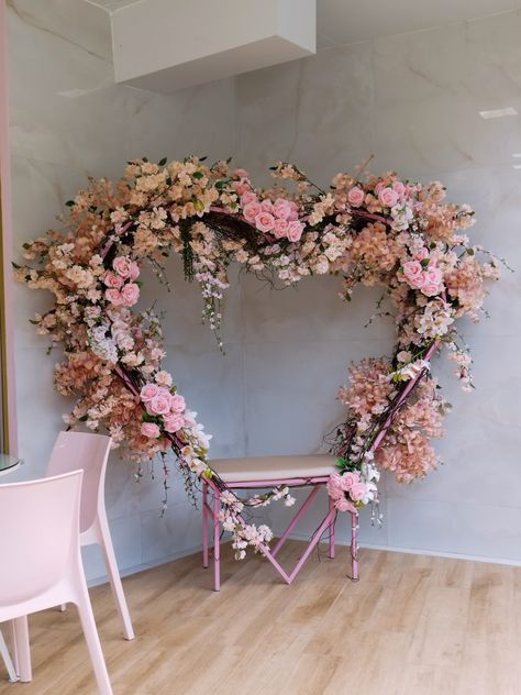 Cake Shop Design, Makeup Studio Decor, Flower Shop Design, Selfie Wall, Bakery Design Interior, Decoration Vitrine, Photoshoot Backdrops, Heart Flowers, Flower Installation