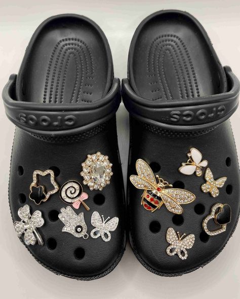 Jibbitz Crocs Ideas, Crocs With Jibbitz, Crocs With Charms, Bling Crocs, Charms Crocs, Crocs Slides, Crocs Charms, Charms For Crocs, Black Crocs