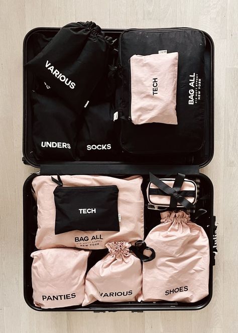 10 Products That Help You Perfectly Pack Any Suitcase Organizing Bags, Minimalist Packing, Travel Bag Essentials, Suitcase Travel, Tech Bag, Packing Organizers, Bags Pink, Minimalist Travel, Travel Bag Organization