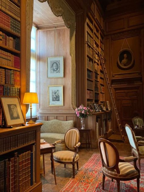 🏛Architectolder @Architectolder Old Library Aesthetic, Luxurious Library, Beautiful Home Library, Classic House Interior Design, Ancient Castle, Wood Panelling, Cozy Rooms, Classical Furniture, Cozy Reading Corners