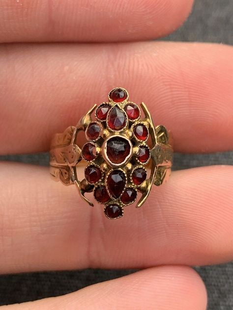 Vintage Inspired Wedding Rings, Christmas Rings, Gold Garnet Ring, Georgian Ring, Antique Rings Vintage, Interesting Jewelry, Christmas Ring, Georgian Jewelry, Floral Ring