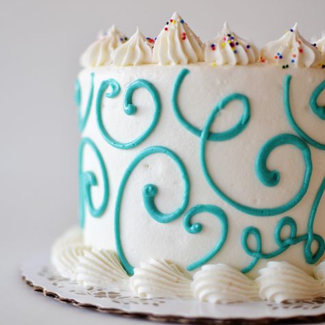 Swirly swirl design.  Buttercream. Swirl Cake Design, Chocolate Marble Cake, Layer Cake Filling, Birthdays Cakes, Cupcake Piping, Chocolate And Vanilla Cake, Oreo Buttercream, City Cake, White Chocolate Buttercream